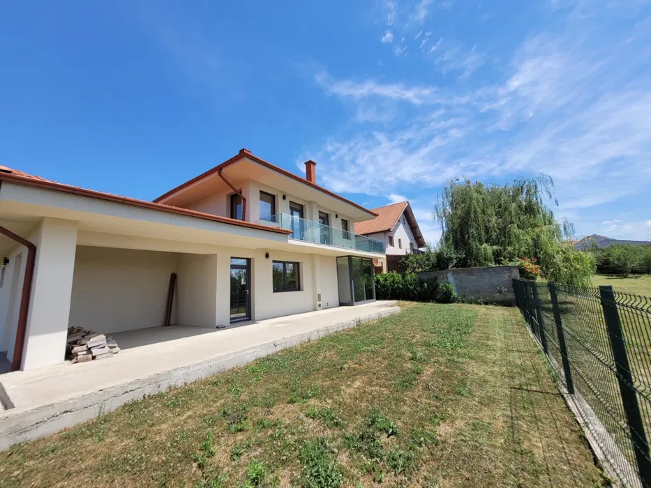 Casă exclusivistă 4 camere și 660 mp teren str. Izvorului 103A Oradea