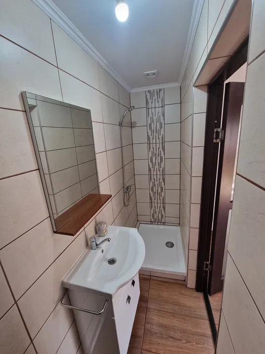 Vand apartament la casa cu 1 camera in curte comuna pe str. cuza voda
