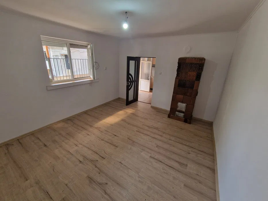 Vand apartament la casa cu 1 camera in curte comuna pe str. cuza voda