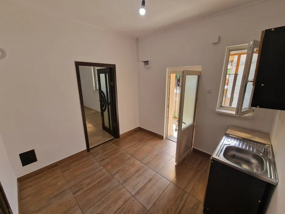 Vand apartament la casa cu 1 camera in curte comuna pe str. cuza voda