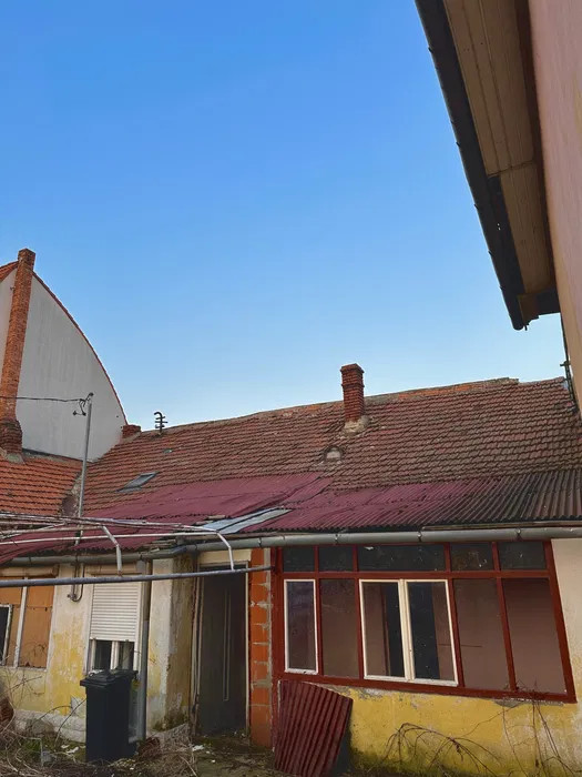 Casă renovabilă de vânzare, singur în curte, în zona Muntele Găina