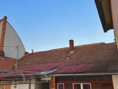 Casă renovabilă de vânzare, singur în curte, în zona Muntele Găina