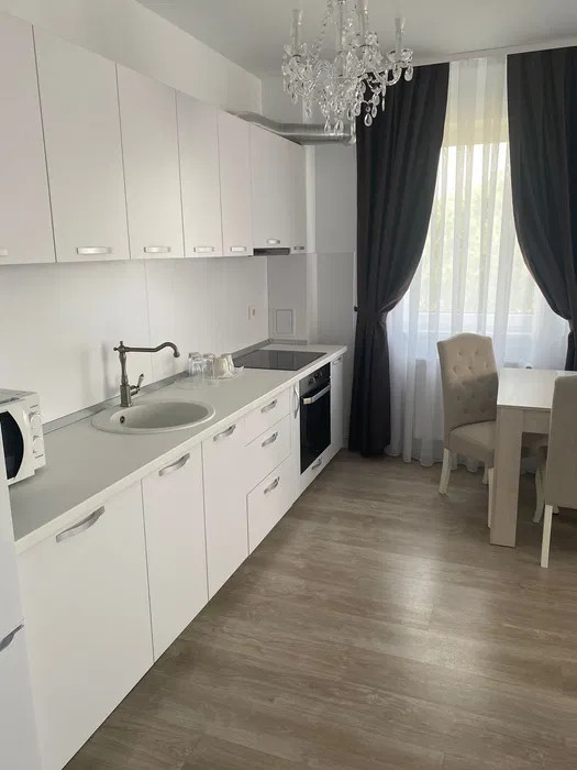 Vand apartament cu 3 camere si 2 bai Prima Universitatii