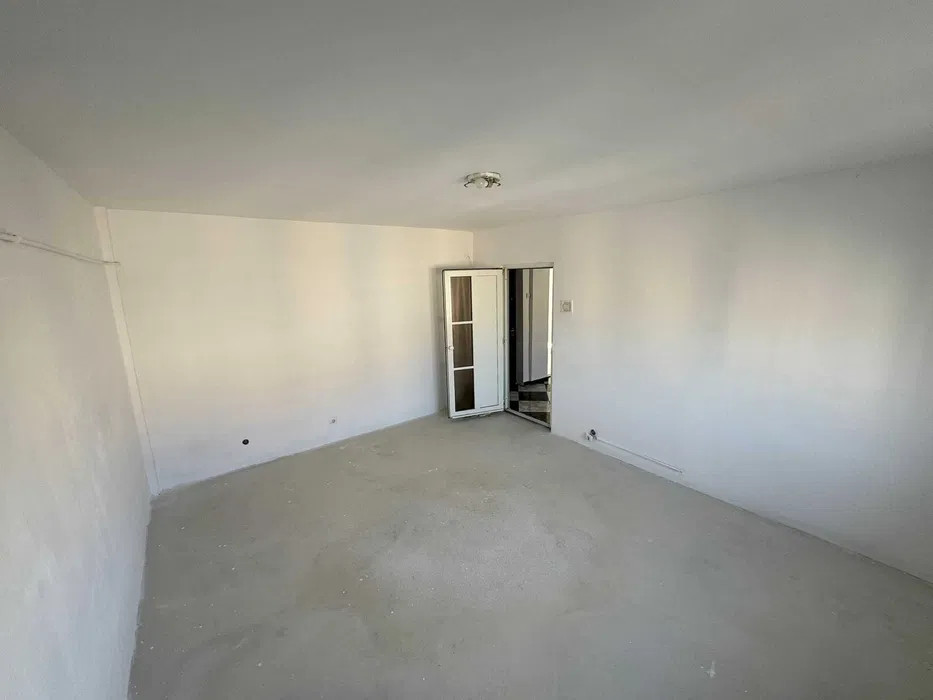 - De vânzare apartament 3 camere Nufărul -