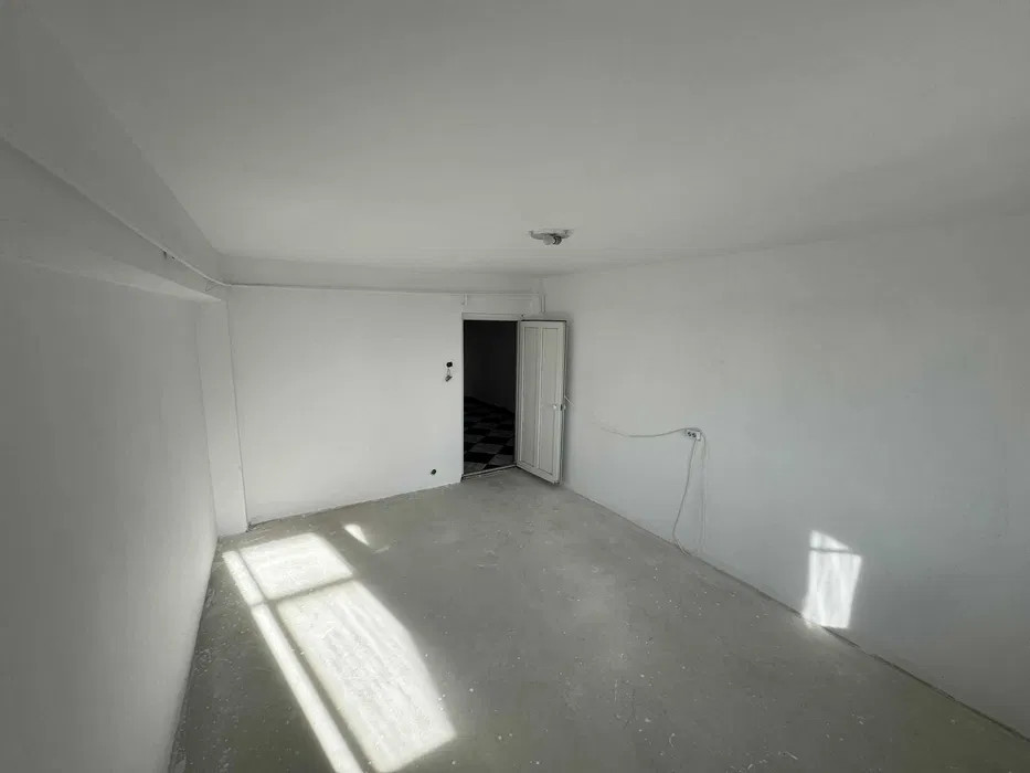 - De vânzare apartament 3 camere Nufărul -
