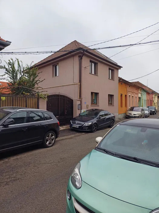 Casă cu etaj singur incurte ultra central