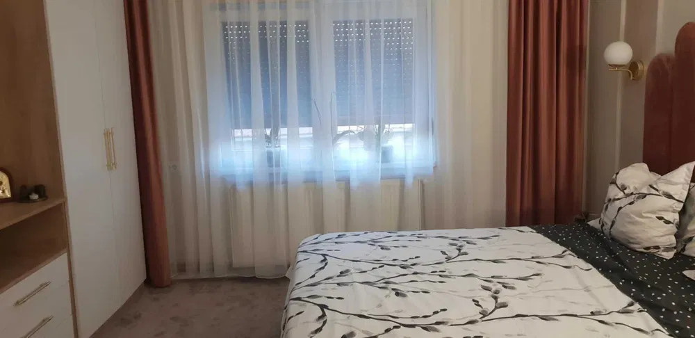 Apartement 3 camere la casa complet mobilat, utilat cu curte proprie
