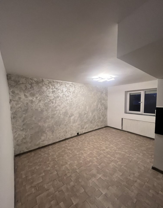 Vând garsonieră renovată Velenta