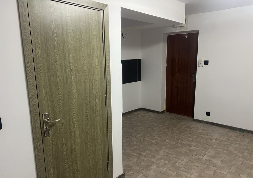 Vând garsonieră renovată Velenta