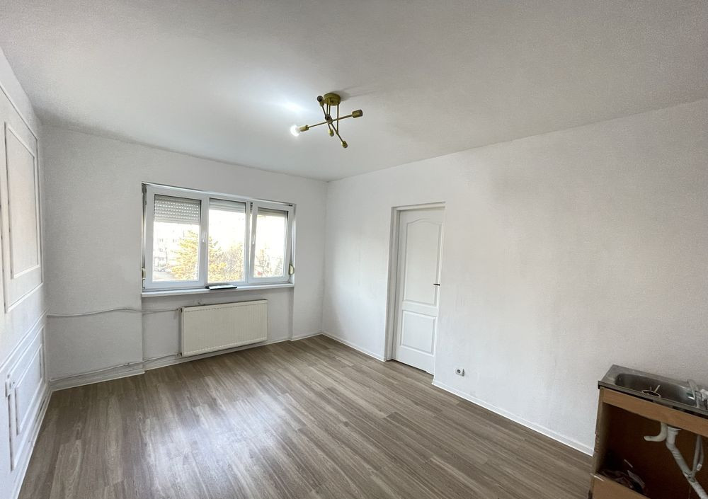Apartament cu trei camere , zona Nufarul