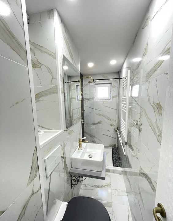 Apartament cu trei camere , zona Nufarul