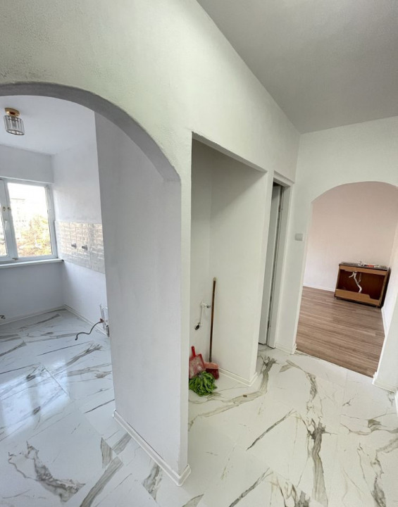 Apartament cu trei camere , zona Nufarul