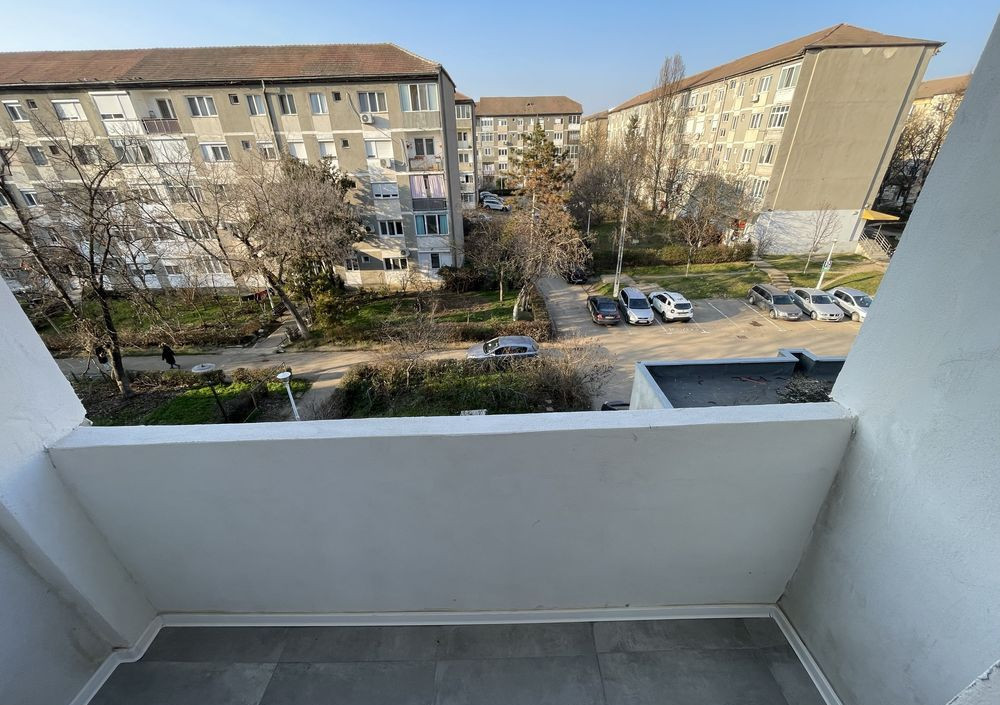 Apartament cu trei camere , zona Nufarul