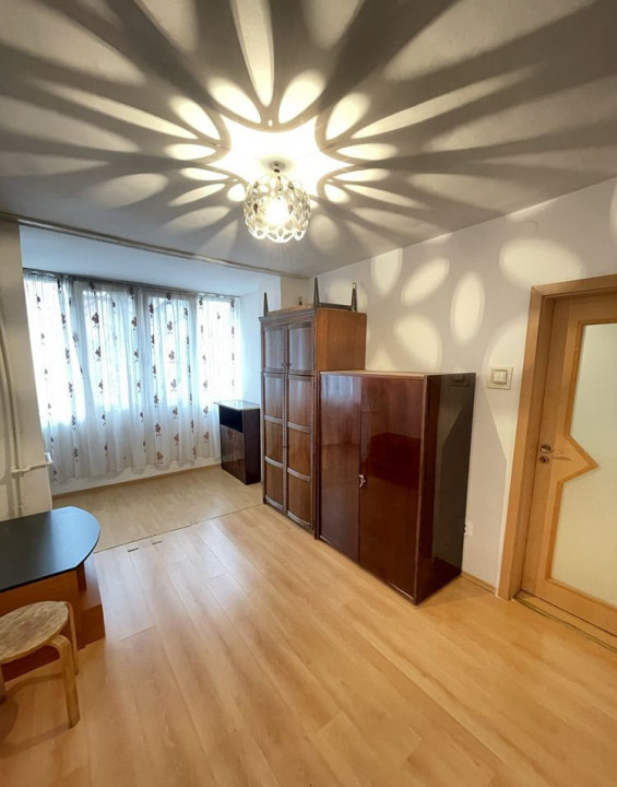 Aprtament cu 3 camere , zona Rogerius
