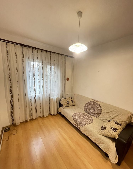 Aprtament cu 3 camere , zona Rogerius