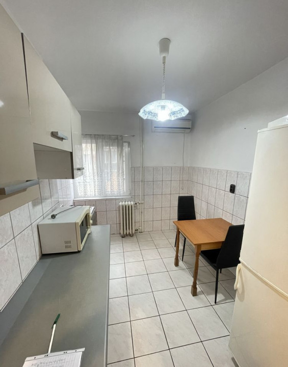 Aprtament cu 3 camere , zona Rogerius