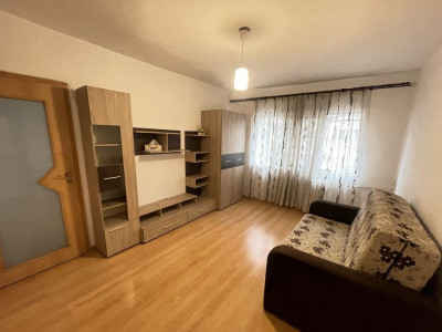 Aprtament cu 3 camere , zona Rogerius